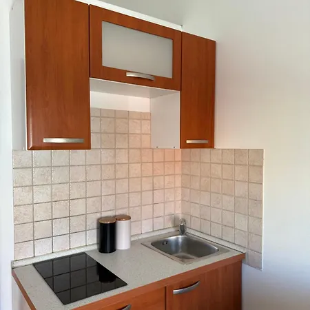 Leone Apartments With Free Parking Apartment