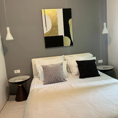 Leone With Free Parking 풀라