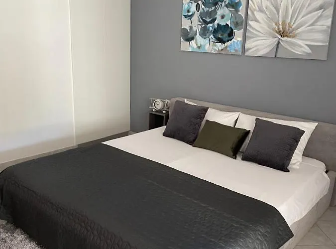 Leone With Free Parking